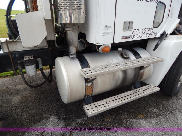 image for item B5982 2007 Freightliner Columbia semi truck