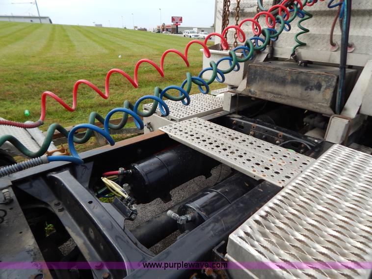 image for item B5982 2007 Freightliner Columbia semi truck