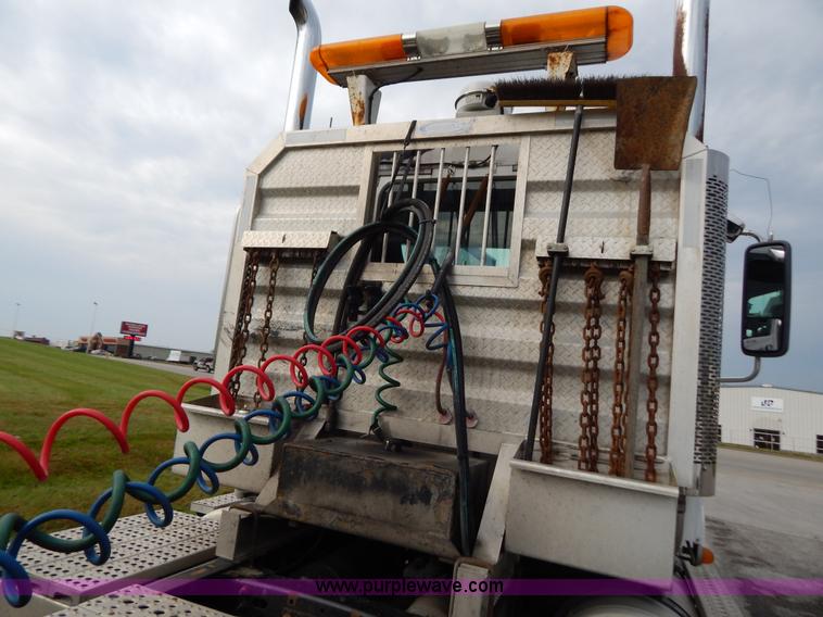 image for item B5982 2007 Freightliner Columbia semi truck