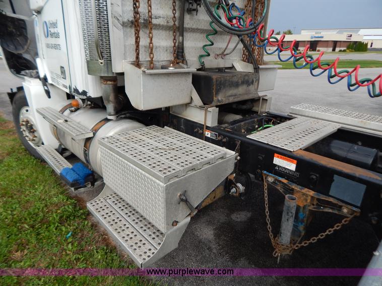 image for item B5982 2007 Freightliner Columbia semi truck