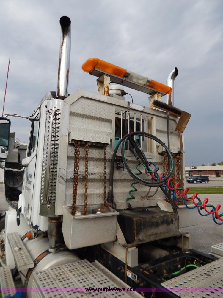 image for item B5982 2007 Freightliner Columbia semi truck