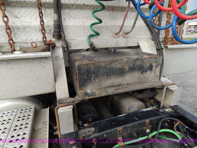 image for item B5982 2007 Freightliner Columbia semi truck