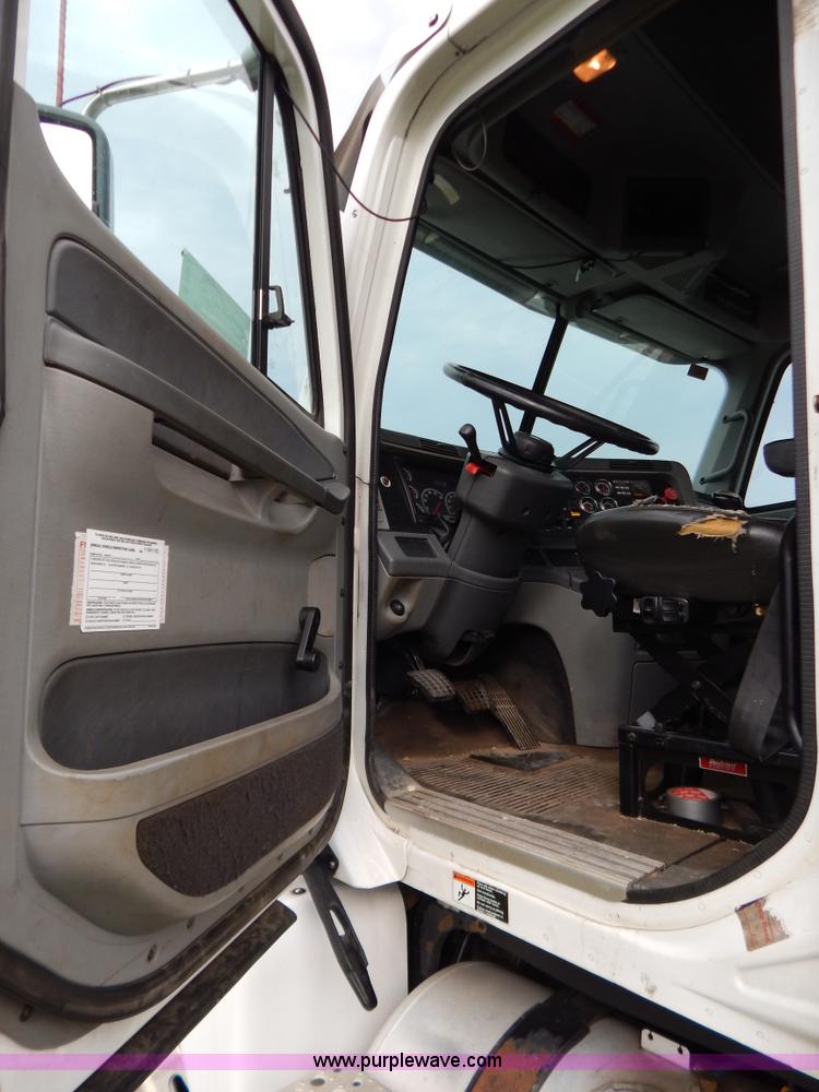 image for item B5982 2007 Freightliner Columbia semi truck