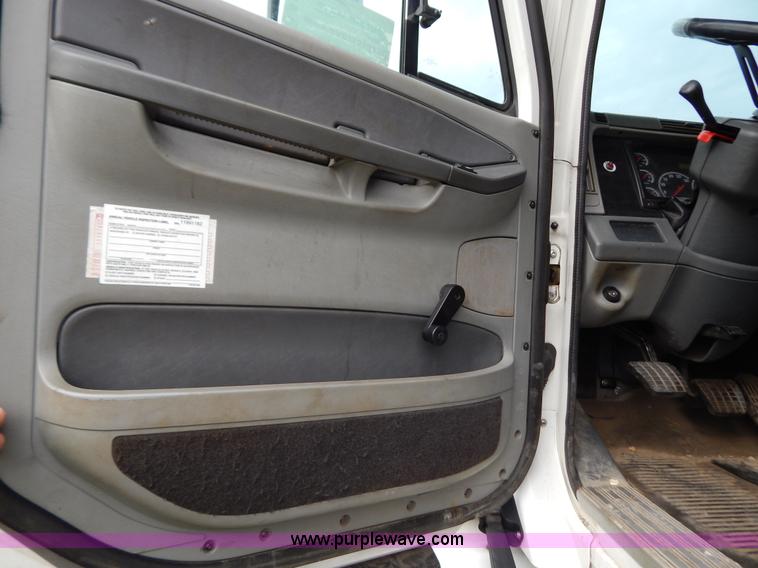 image for item B5982 2007 Freightliner Columbia semi truck