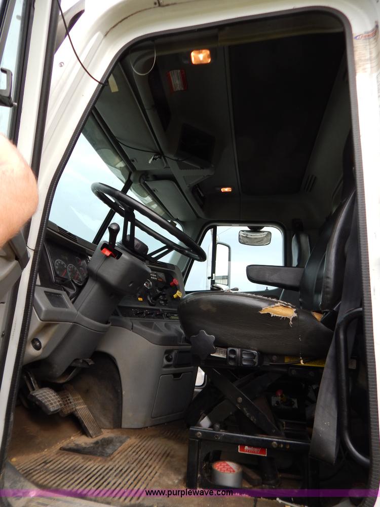 image for item B5982 2007 Freightliner Columbia semi truck