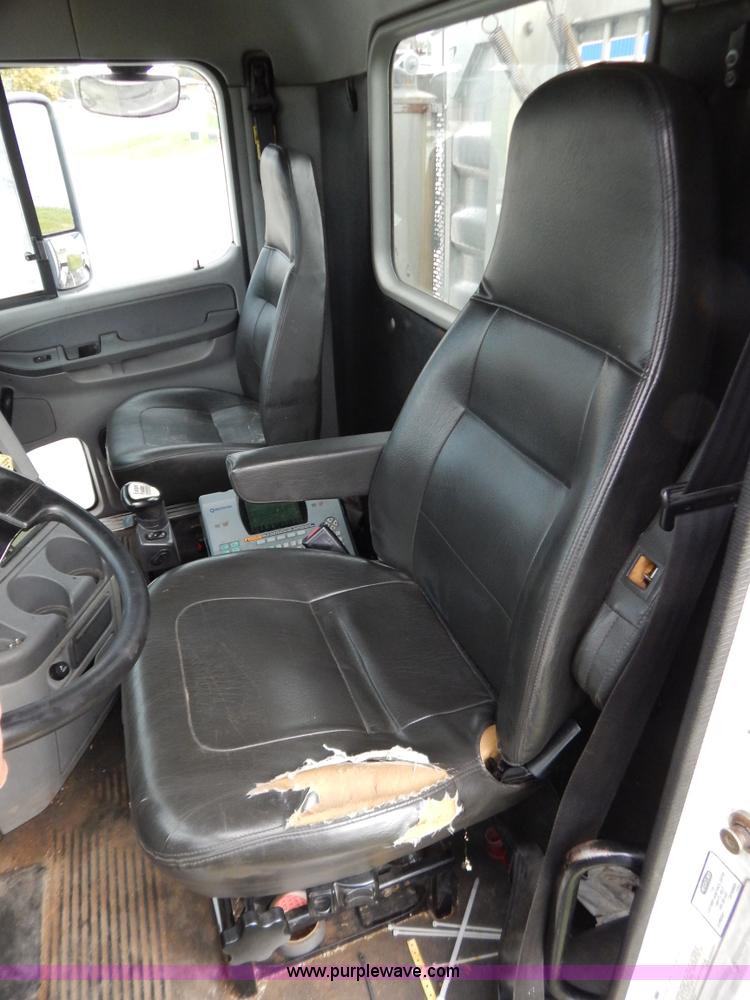 image for item B5982 2007 Freightliner Columbia semi truck