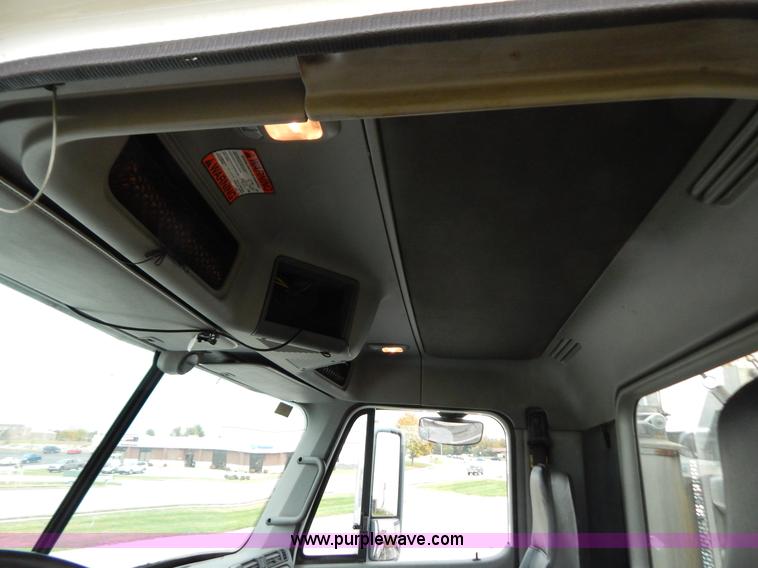 image for item B5982 2007 Freightliner Columbia semi truck