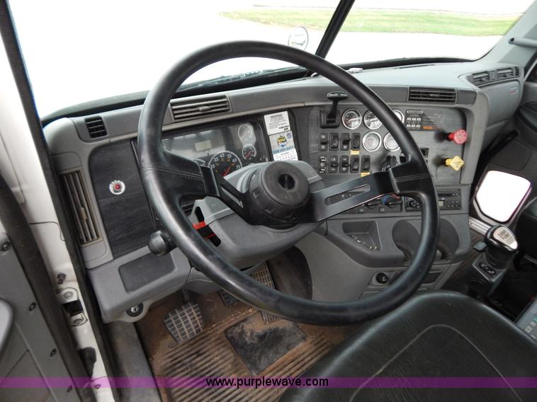 image for item B5982 2007 Freightliner Columbia semi truck
