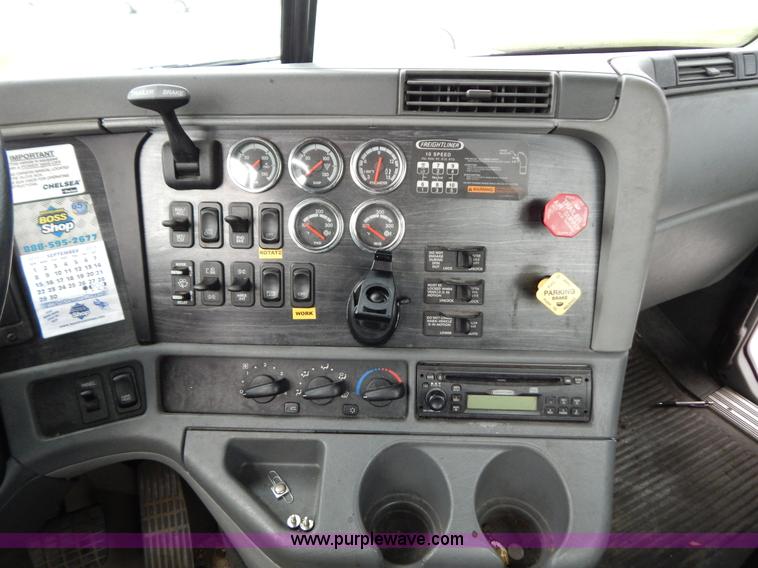 image for item B5982 2007 Freightliner Columbia semi truck