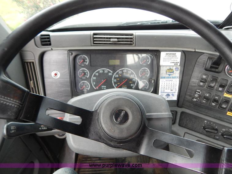 image for item B5982 2007 Freightliner Columbia semi truck