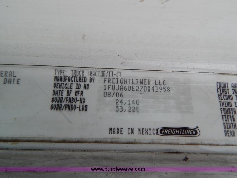 image for item B5982 2007 Freightliner Columbia semi truck