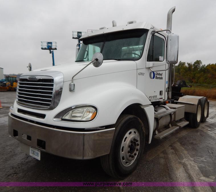 image for item B5988 2007 Freightliner Columbia CL120ST semi truck