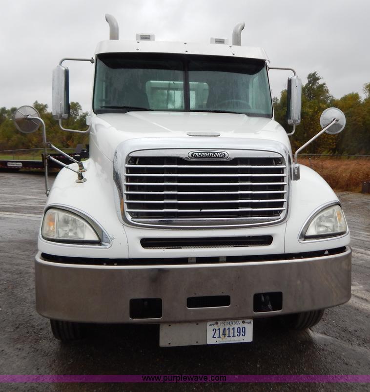 image for item B5988 2007 Freightliner Columbia CL120ST semi truck