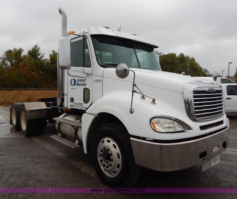 image for item B5988 2007 Freightliner Columbia CL120ST semi truck