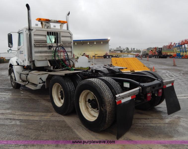 image for item B5988 2007 Freightliner Columbia CL120ST semi truck