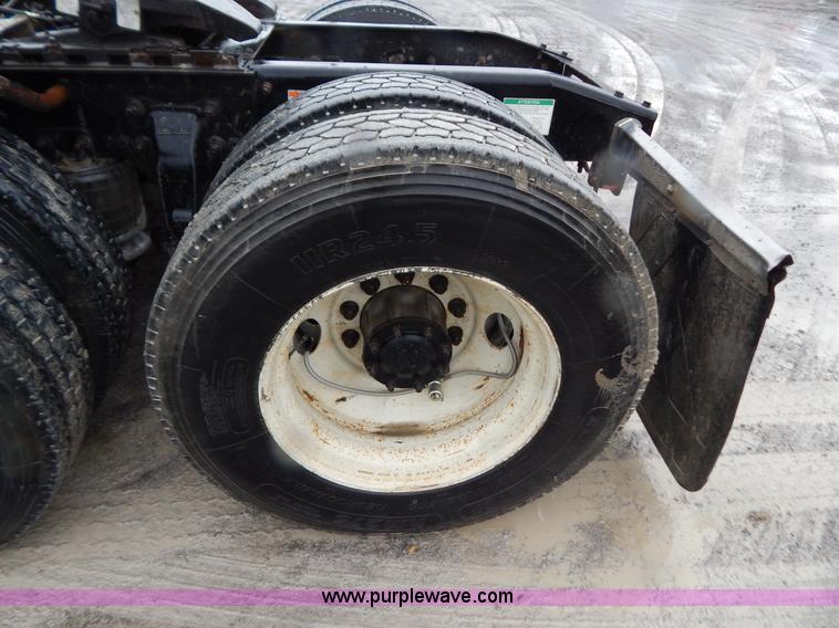 image for item B5988 2007 Freightliner Columbia CL120ST semi truck