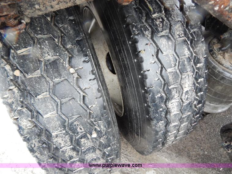 image for item B5988 2007 Freightliner Columbia CL120ST semi truck