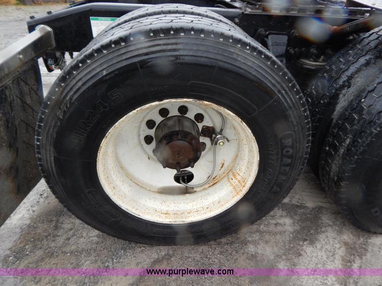 image for item B5988 2007 Freightliner Columbia CL120ST semi truck