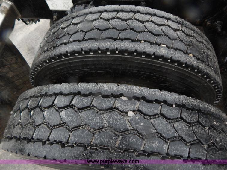 image for item B5988 2007 Freightliner Columbia CL120ST semi truck