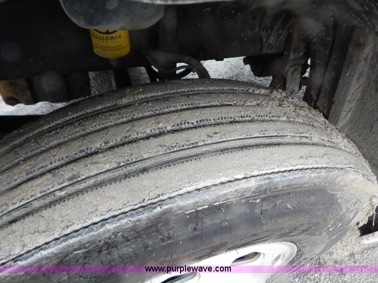 image for item B5988 2007 Freightliner Columbia CL120ST semi truck