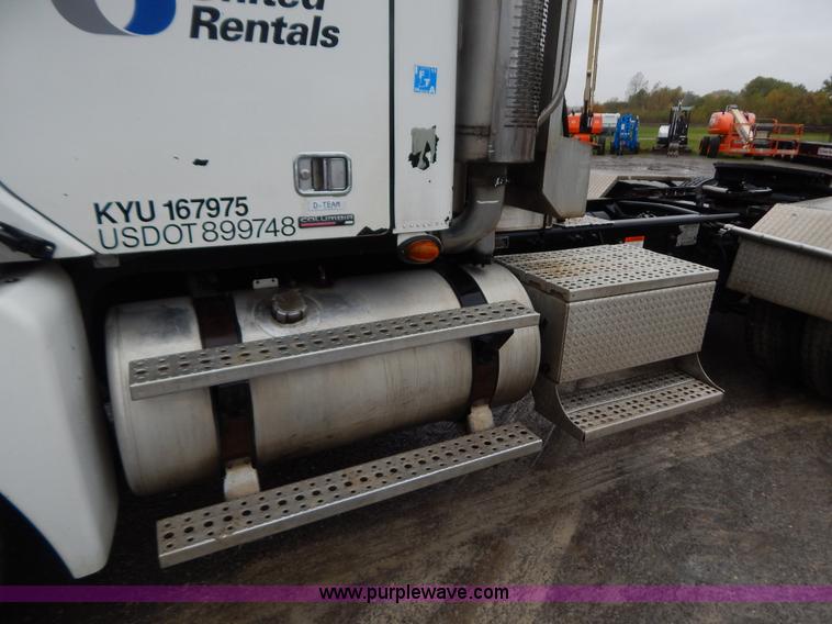 image for item B5988 2007 Freightliner Columbia CL120ST semi truck