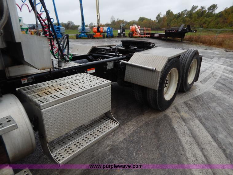 image for item B5988 2007 Freightliner Columbia CL120ST semi truck