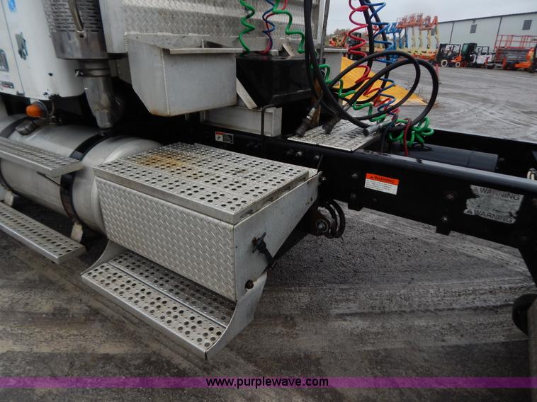 image for item B5988 2007 Freightliner Columbia CL120ST semi truck