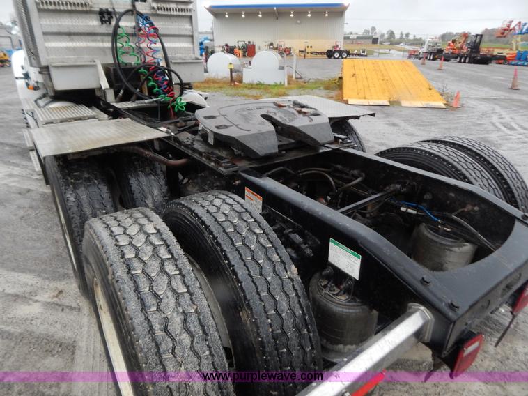 image for item B5988 2007 Freightliner Columbia CL120ST semi truck