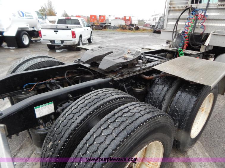 image for item B5988 2007 Freightliner Columbia CL120ST semi truck