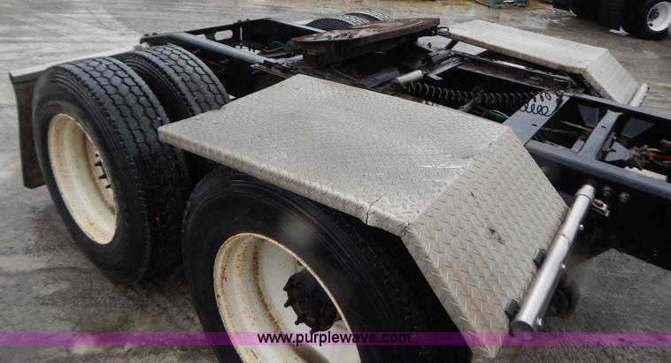 image for item B5988 2007 Freightliner Columbia CL120ST semi truck