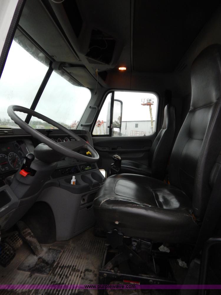 image for item B5988 2007 Freightliner Columbia CL120ST semi truck