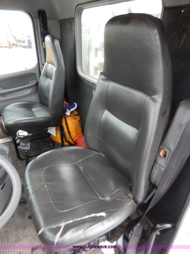 image for item B5988 2007 Freightliner Columbia CL120ST semi truck