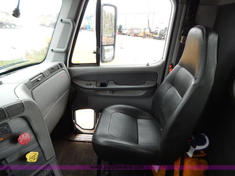 image for item B5988 2007 Freightliner Columbia CL120ST semi truck