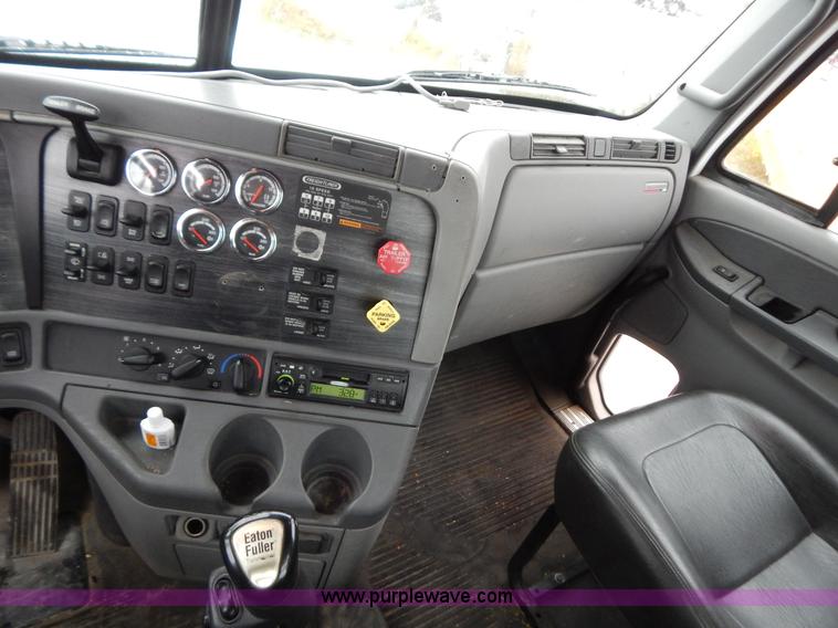 image for item B5988 2007 Freightliner Columbia CL120ST semi truck