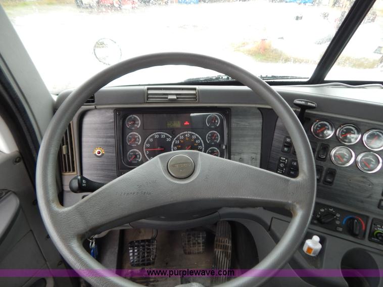 image for item B5988 2007 Freightliner Columbia CL120ST semi truck