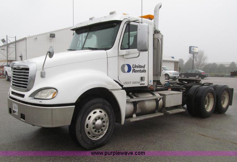 image for item E4621 2007 Freightliner Columbia 120ST semi truck