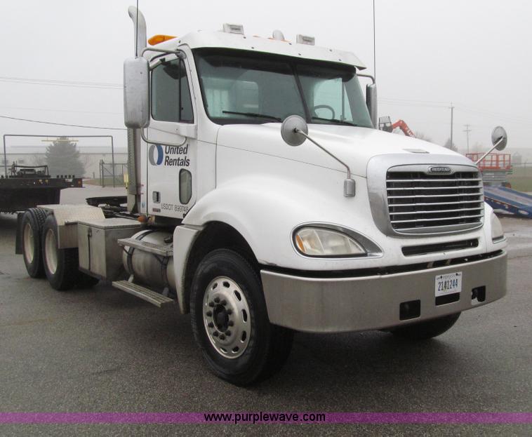 image for item E4621 2007 Freightliner Columbia 120ST semi truck