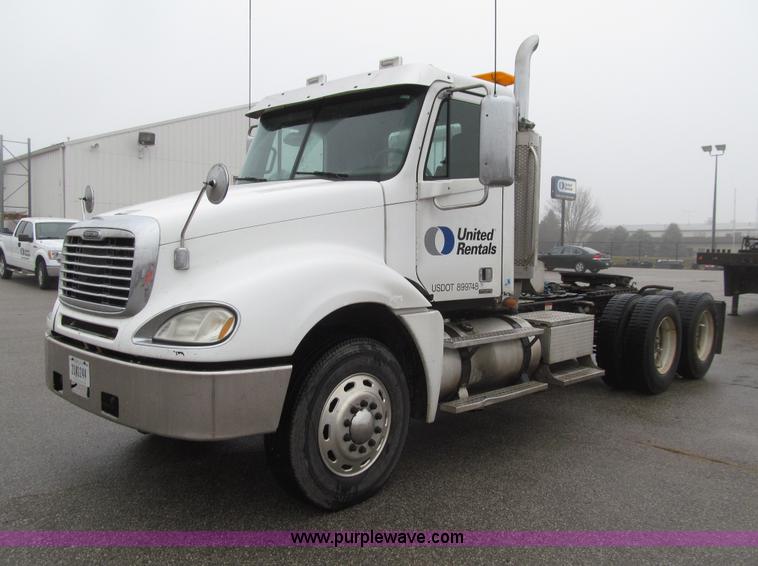 image for item E4621 2007 Freightliner Columbia 120ST semi truck