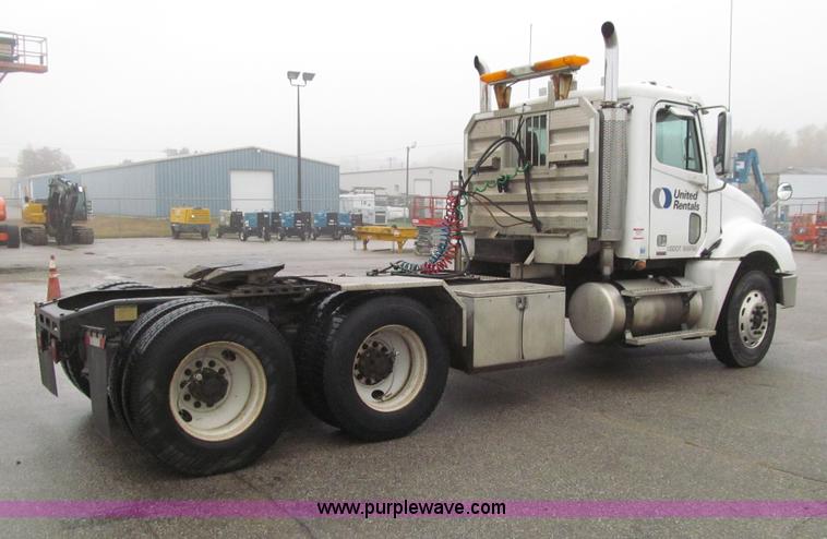 image for item E4621 2007 Freightliner Columbia 120ST semi truck