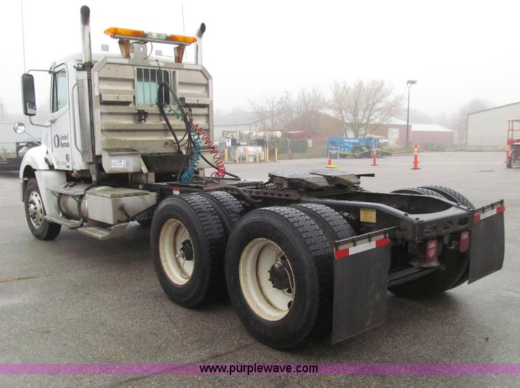 image for item E4621 2007 Freightliner Columbia 120ST semi truck