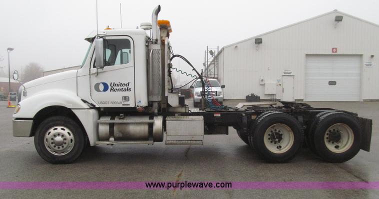 image for item E4621 2007 Freightliner Columbia 120ST semi truck