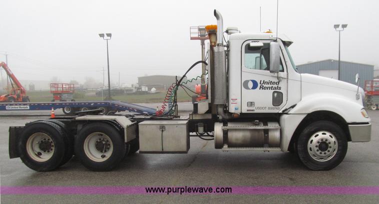 image for item E4621 2007 Freightliner Columbia 120ST semi truck