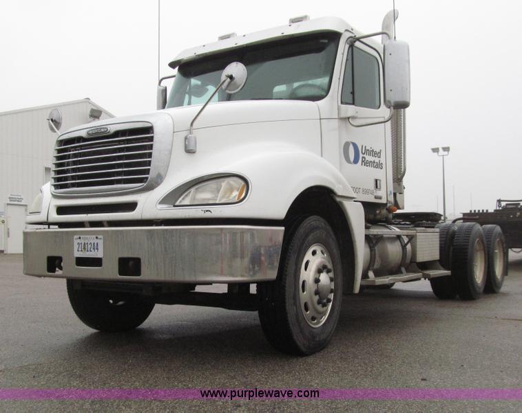 image for item E4621 2007 Freightliner Columbia 120ST semi truck