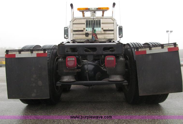 image for item E4621 2007 Freightliner Columbia 120ST semi truck