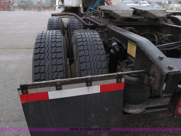 image for item E4621 2007 Freightliner Columbia 120ST semi truck