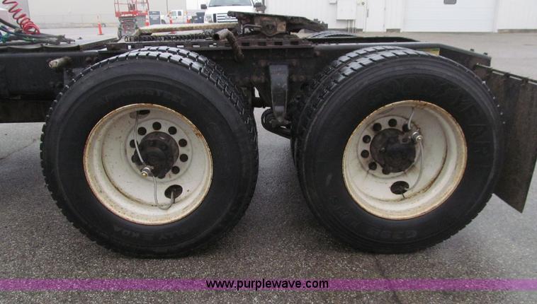 image for item E4621 2007 Freightliner Columbia 120ST semi truck