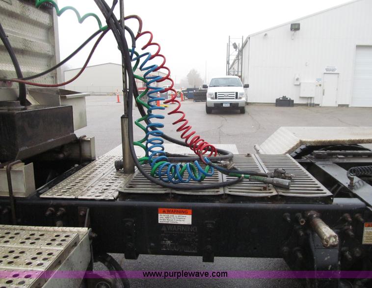 image for item E4621 2007 Freightliner Columbia 120ST semi truck