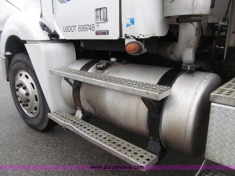 image for item E4621 2007 Freightliner Columbia 120ST semi truck