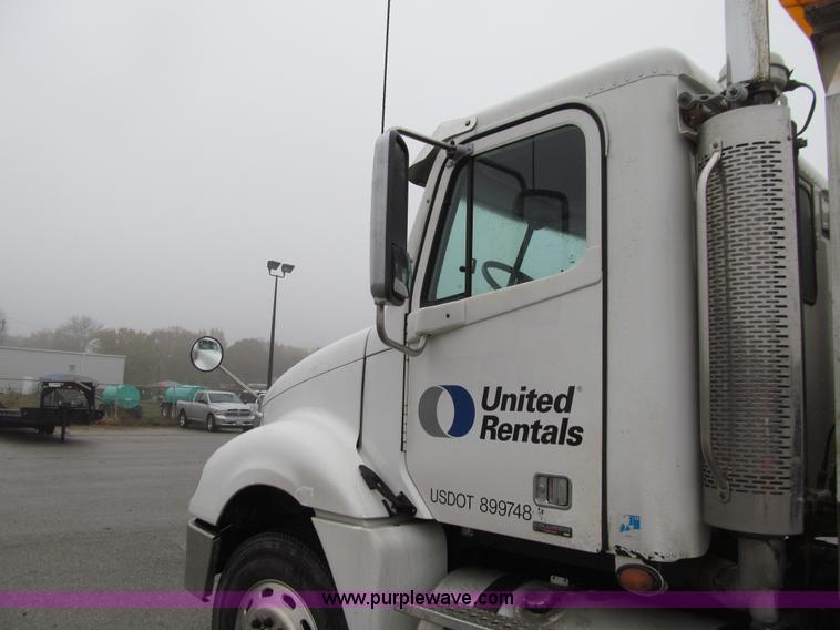 image for item E4621 2007 Freightliner Columbia 120ST semi truck