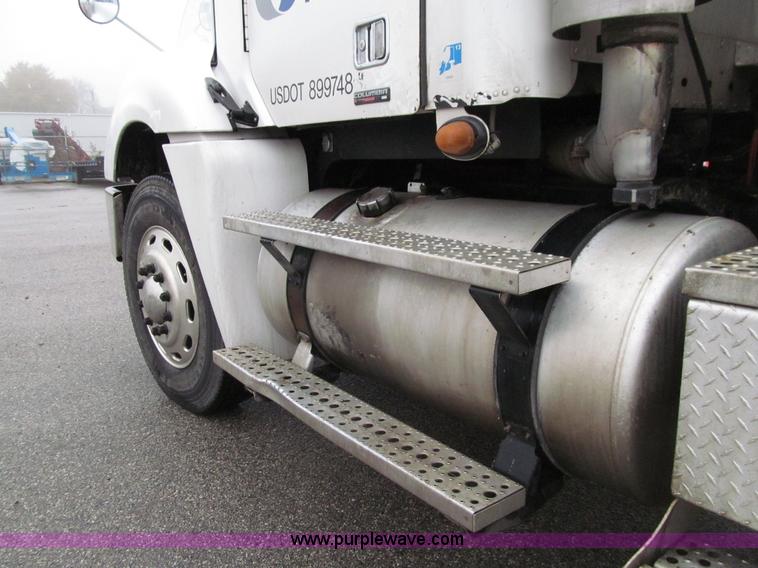 image for item E4621 2007 Freightliner Columbia 120ST semi truck